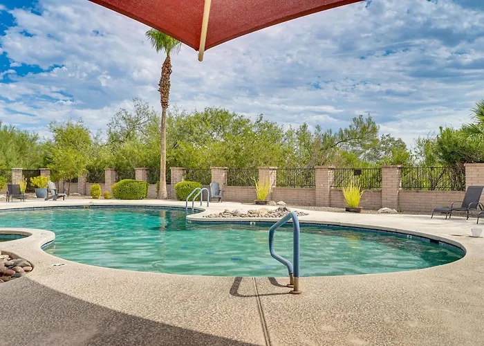 Holiday home Mtn-view Townhome W/ Pools: 5 Mi To Sabino Canyon! *