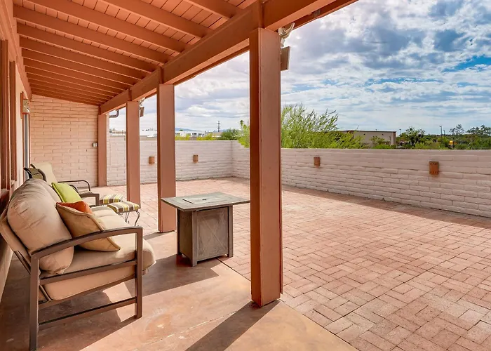 Mtn-view Townhome W/ Pools: 5 Mi To Sabino Canyon! Holiday home *