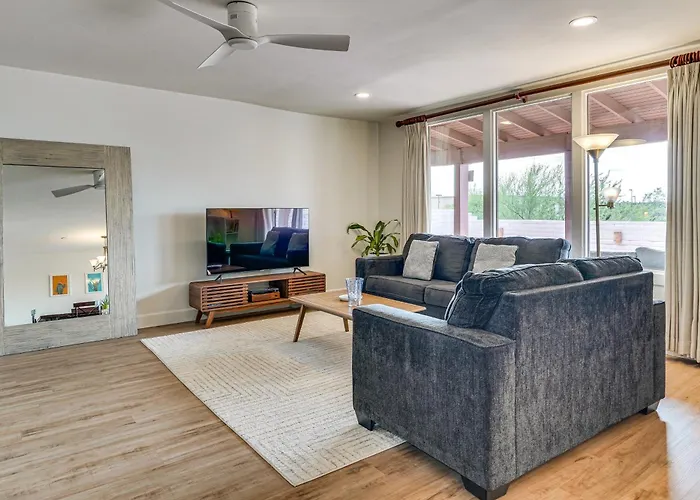 Holiday home Mtn-view Townhome W/ Pools: 5 Mi To Sabino Canyon! Tucson