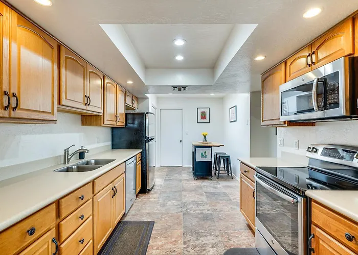Mtn-view Townhome W/ Pools: 5 Mi To Sabino Canyon! Holiday home