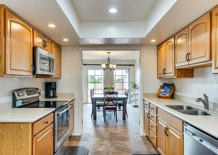 Holiday home Mtn-view Townhome W/ Pools: 5 Mi To Sabino Canyon!