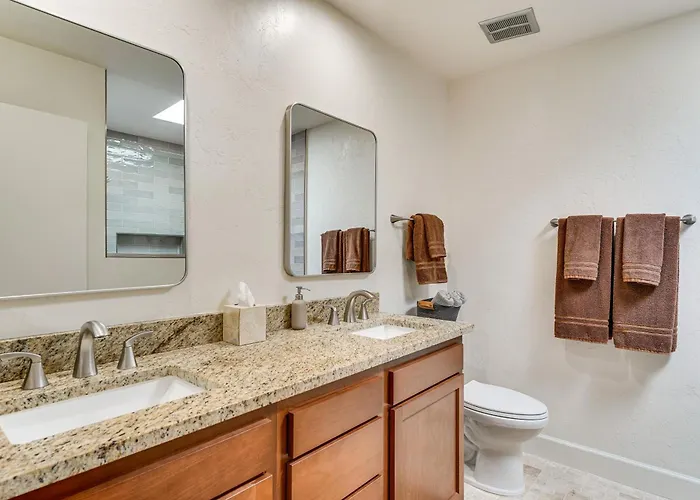 Mtn-view Townhome W/ Pools: 5 Mi To Sabino Canyon! Holiday home Tucson