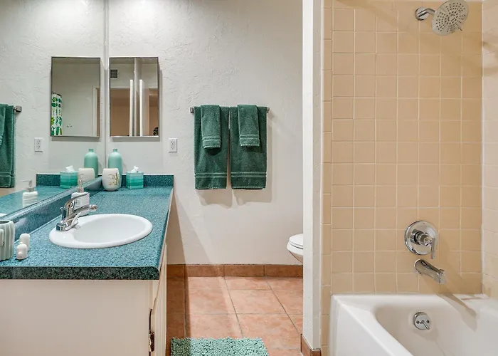 Mtn-view Townhome W/ Pools: 5 Mi To Sabino Canyon! Holiday home